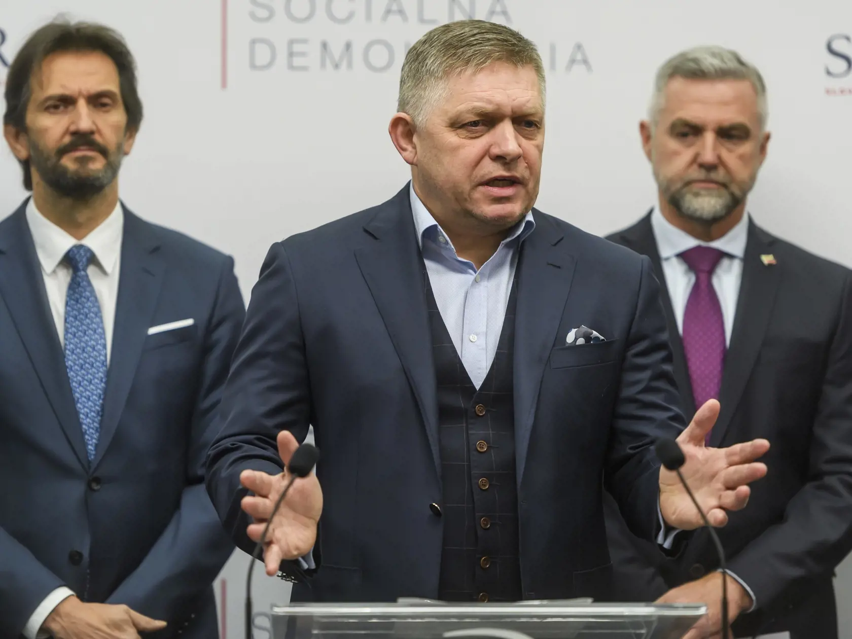 Na snímke zľava člen predsedníctva strany Smer-SD, vicepremiér a minister obrany SR Robert Kaliňák, premiér SR a predseda strany Smer-SD Robert Fico, poslanec Národnej rady (NR) SR a predseda Výboru NR SR pre obranu a bezpečnosť Tibor Gašpar (Smer-SD) počas tlačovej konferencie k posledným obvineniam Tibora Gašpara v Bratislave v nedeľu 10. decembra 2023. FOTO TASR - Jaroslav Novák