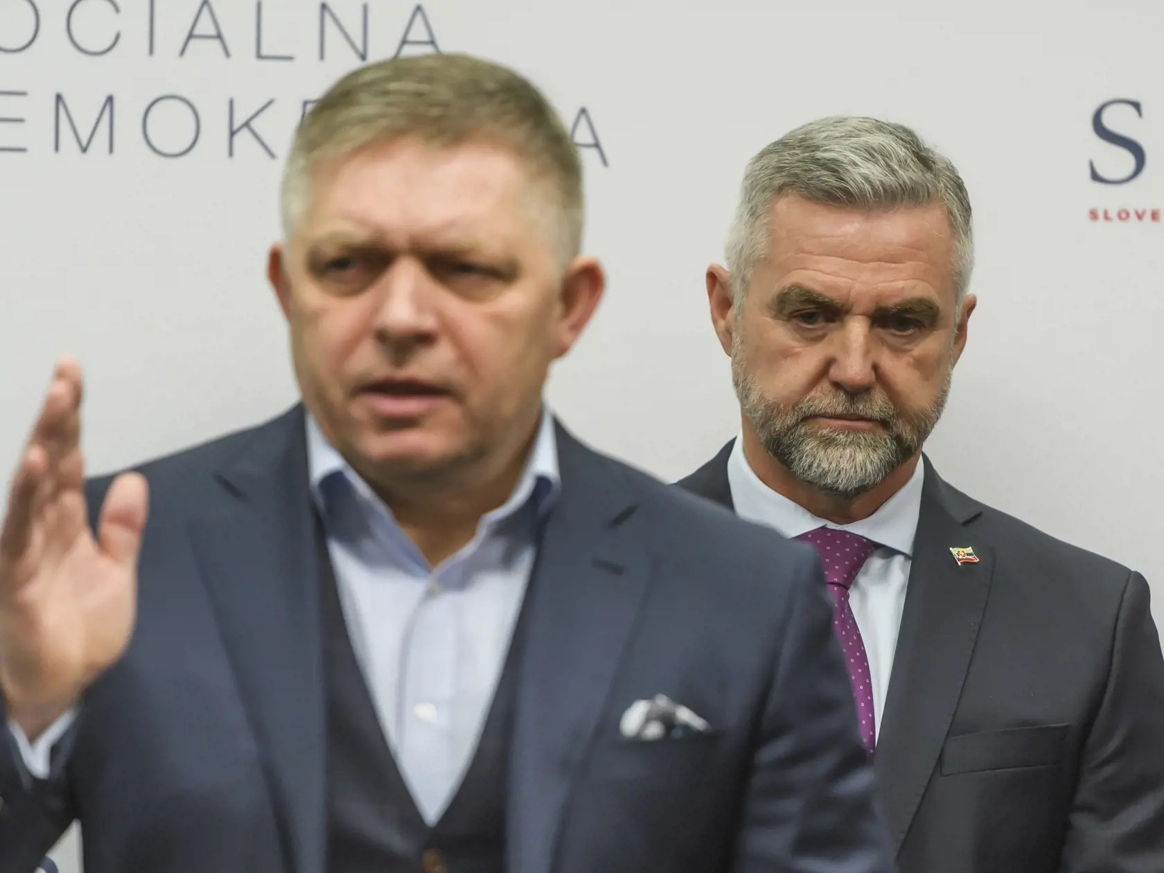 Na snímke zľava premiér SR, predseda strany Smer-SD Robert Fico, poslanec Národnej rady (NR) SR a predseda Výboru NR SR pre obranu a bezpečnosť Tibor Gašpar (Smer-SD) počas tlačovej konferencie k posledným obvineniam Tibora Gašpara v Bratislave v nedeľu 10. decembra 2023. FOTO TASR - Jaroslav Novák