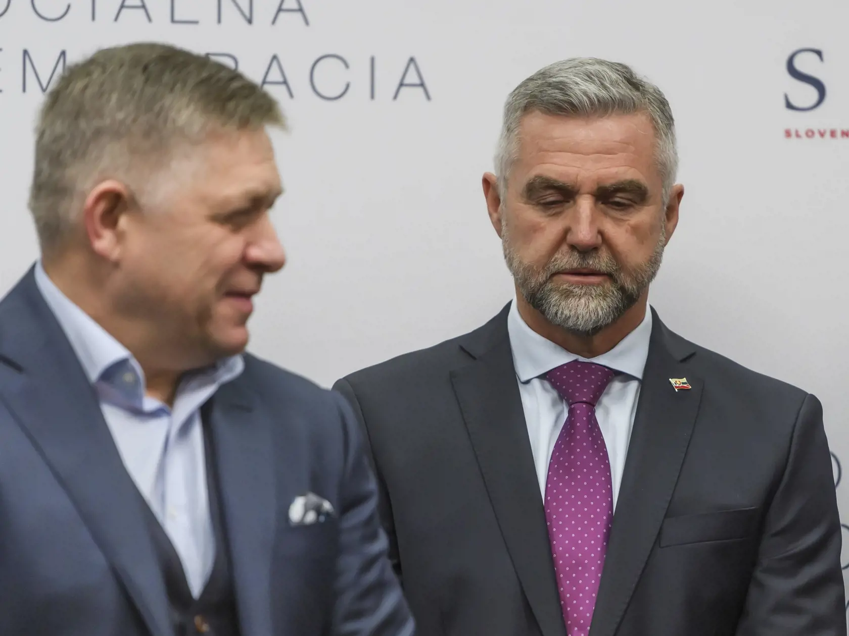 Na snímke zľava premiér SR, predseda strany Smer-SD Robert Fico, poslanec Národnej rady (NR) SR a predseda Výboru NR SR pre obranu a bezpečnosť Tibor Gašpar (Smer-SD).