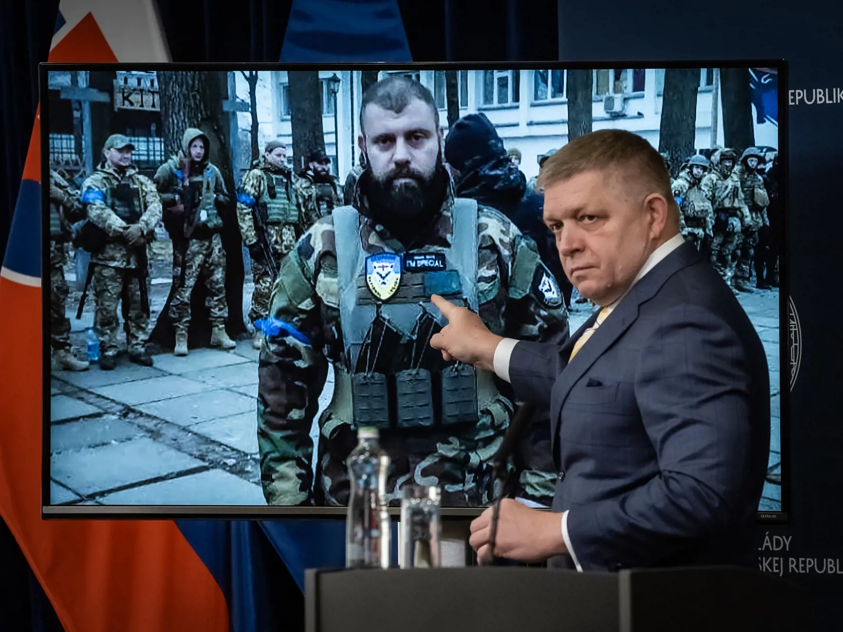 Predseda vlády Robert Fico (Smer-SD) ukazuje na fotografiu, na ktorej je veliteľ Gruzínskej národnej légie Mamuka Mamulašvili počas tlačovej konferencie v Bratislave v piatok 31. januára 2025. Fico obvinil Gruzínsku národnú légiu a jej veliteľa Mamulašviliho zo zapojenia sa do organizovania protestov na Slovensku s cieľom urobiť v krajine štátny prevrat. Na légiu sú podľa neho napojení opoziční predstavitelia aj nepolitickí organizátori protestov zo združenia Mier Ukrajine. Premiér zároveň tvrdí, že Gruzínsku národnú légiu riadi ukrajinská rozviedka. Dodal, že Mamulašvili je jednou z osôb, ktoré Slovensko zaradilo na blokačný zoznam. Na tlačovej konferencii prezentoval aj fotografie, ktoré podľa neho prepojenia légie či jej veliteľa na Slovensko dokazujú. FOTO TASR - Úrad vlády SR