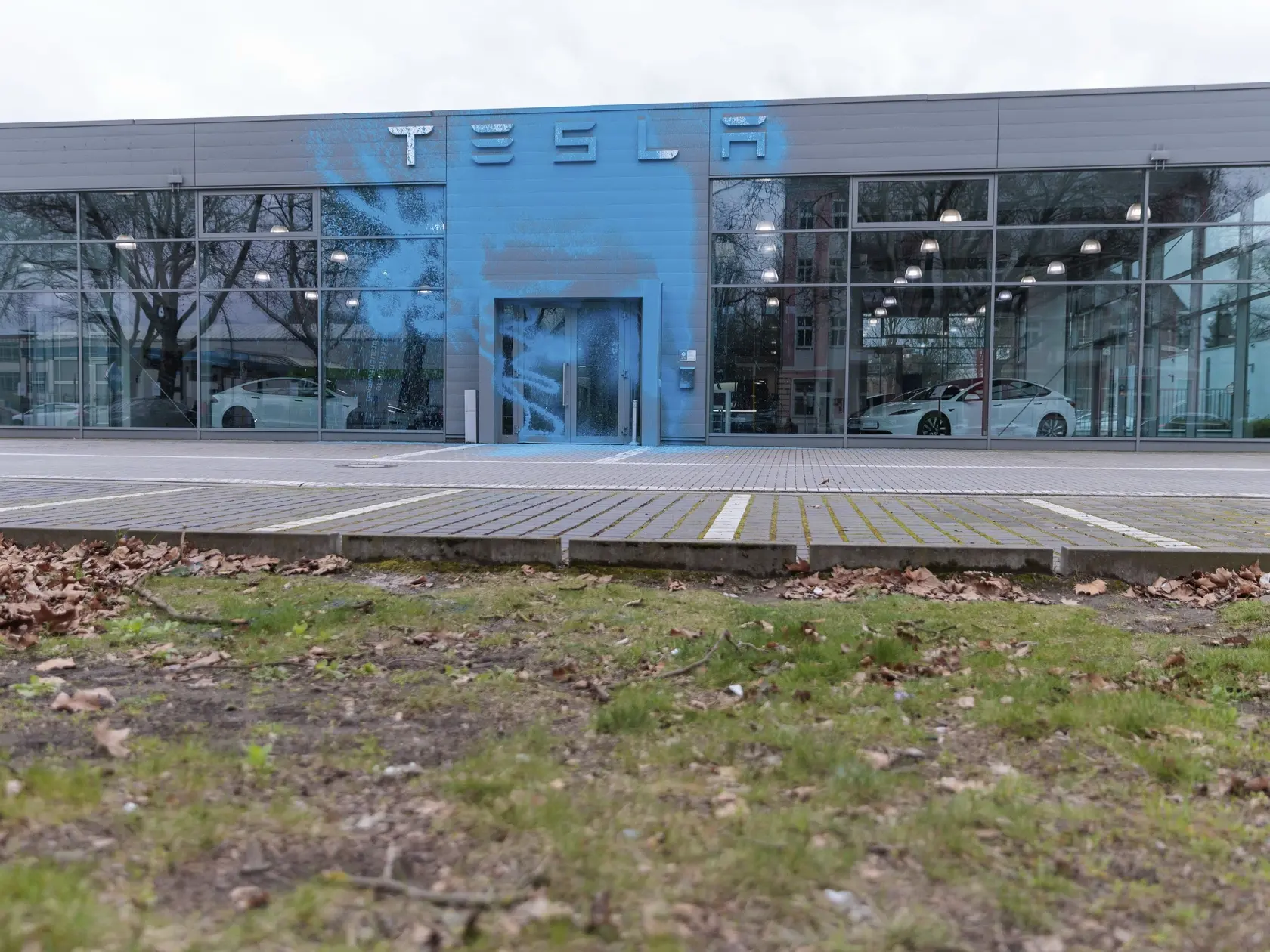 Klimatickí aktivisti z hnutia „Nová generácia“ nastriekali modrú farbu na fasádu predajne amerického výrobcu elektromobilov Tesla v Berlíne v pondelok 31. marca 2025.