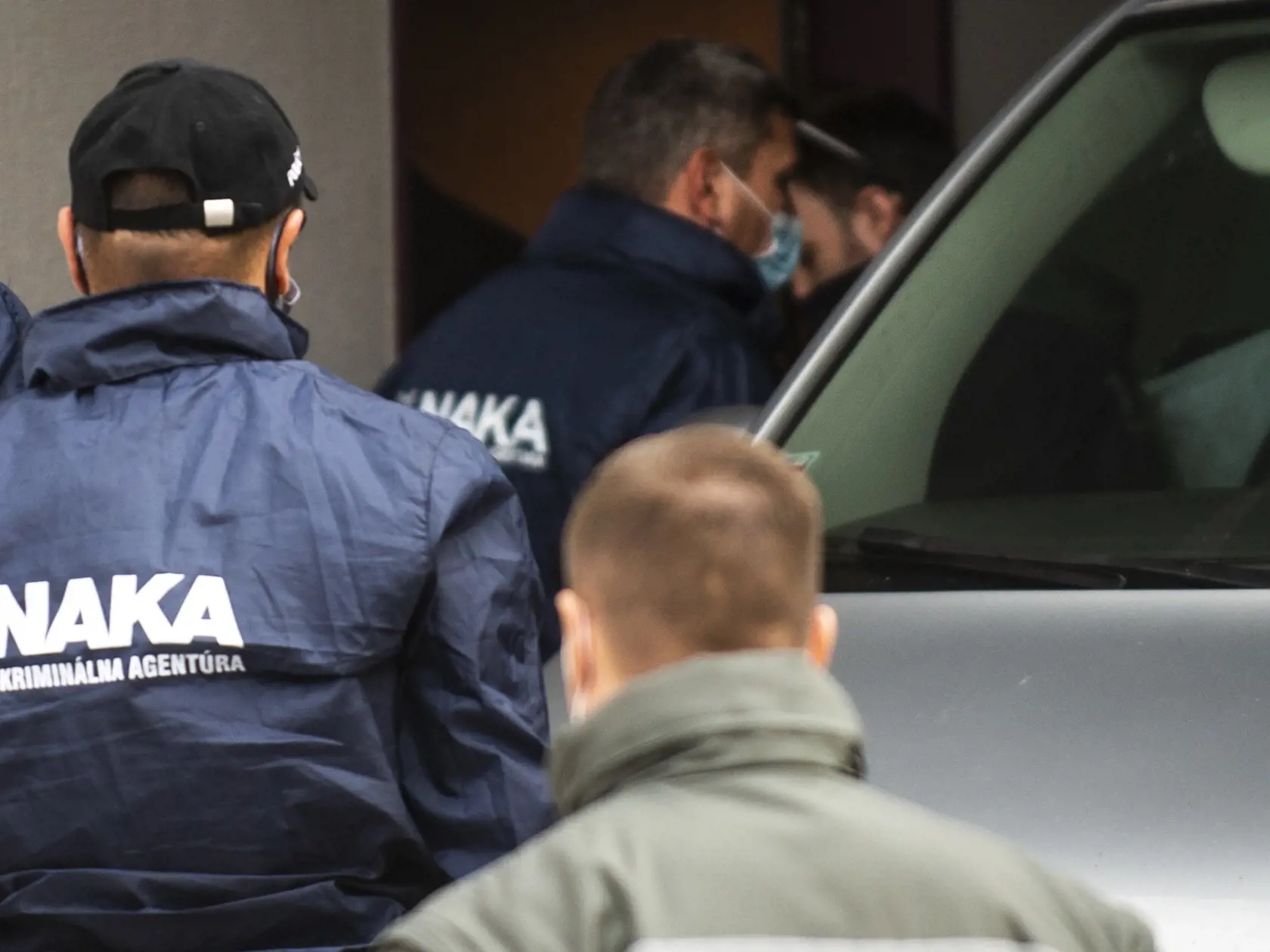Na snímke policajná eskorta a príslušníci NAKA privádzajú vysokého policajného funkcionára Norberta Paksiho a špeciálneho prokurátora Dušana Kováčika na pojednávanie na Špecializovaný trestný súd v Pezinku v nedeľu 25. okóbra 2020.