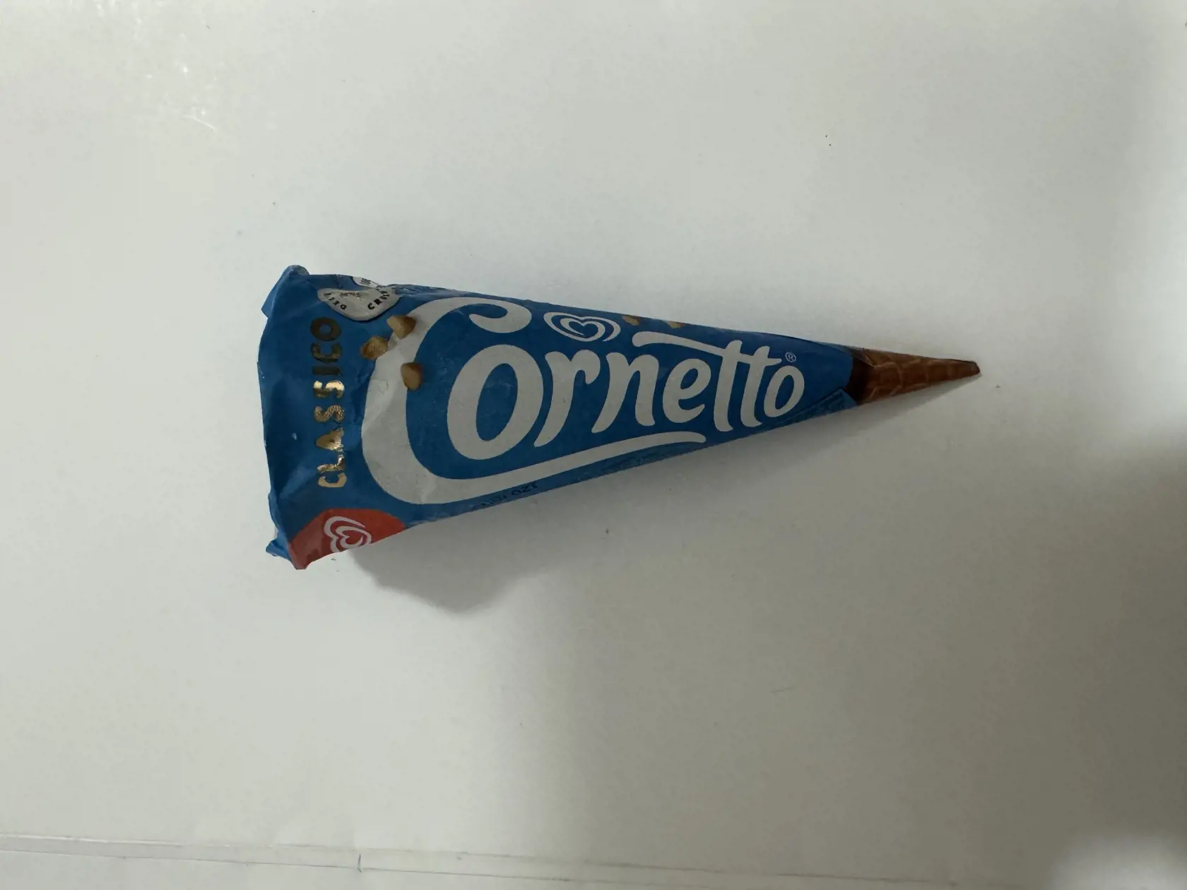 4. Cornetto Algida 1,55 € = Znova na prvý pohľad vidíme dlhšie zloženie, čo nám signalizuje vysokospracovanú potravinu. A znova tu máme zmes mlieka, tuku, cukru, pre kornútik je tento nanuk obohatený aj o pšeničnú bielu múku, ďalej vidíme v zložení zmes rôznych éčok. Tento nanuk nám zdravotne nijako neprospeje.