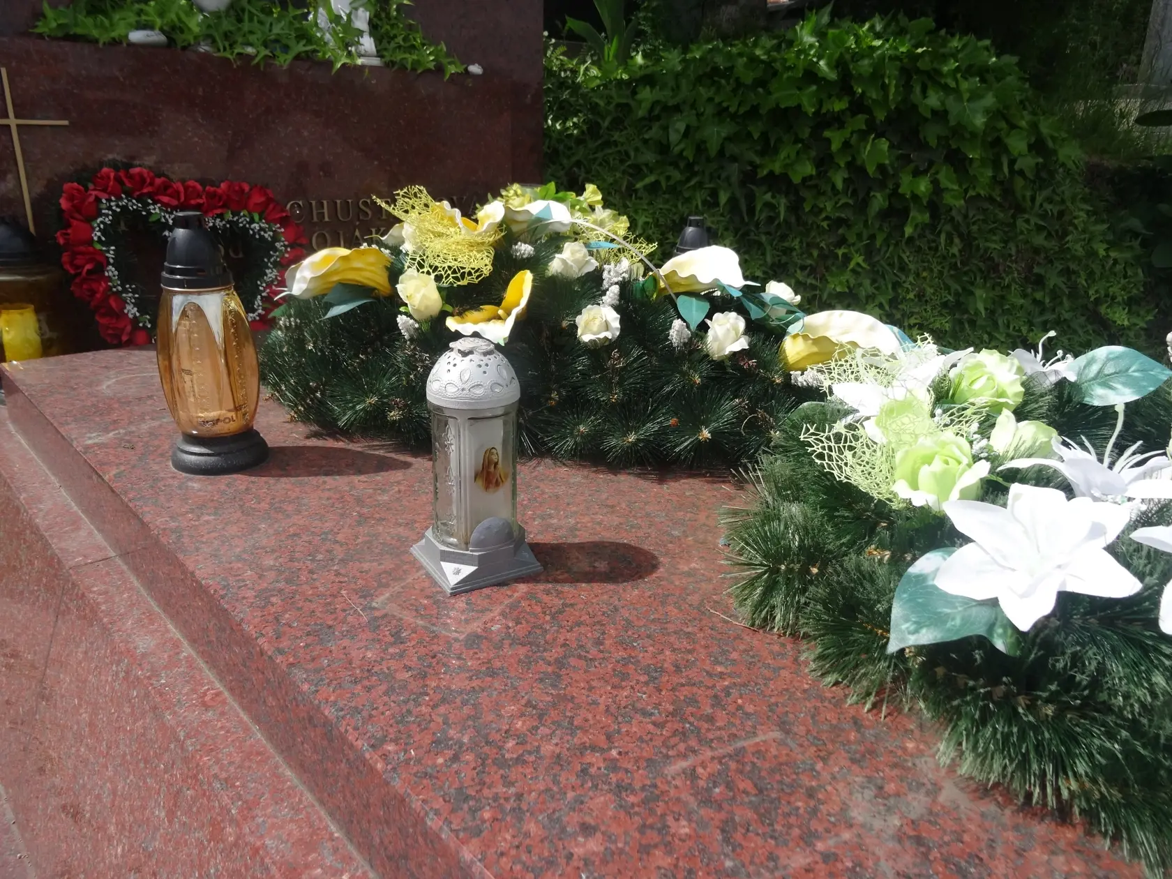 Na hrobe je plno kvetov a venčekov.