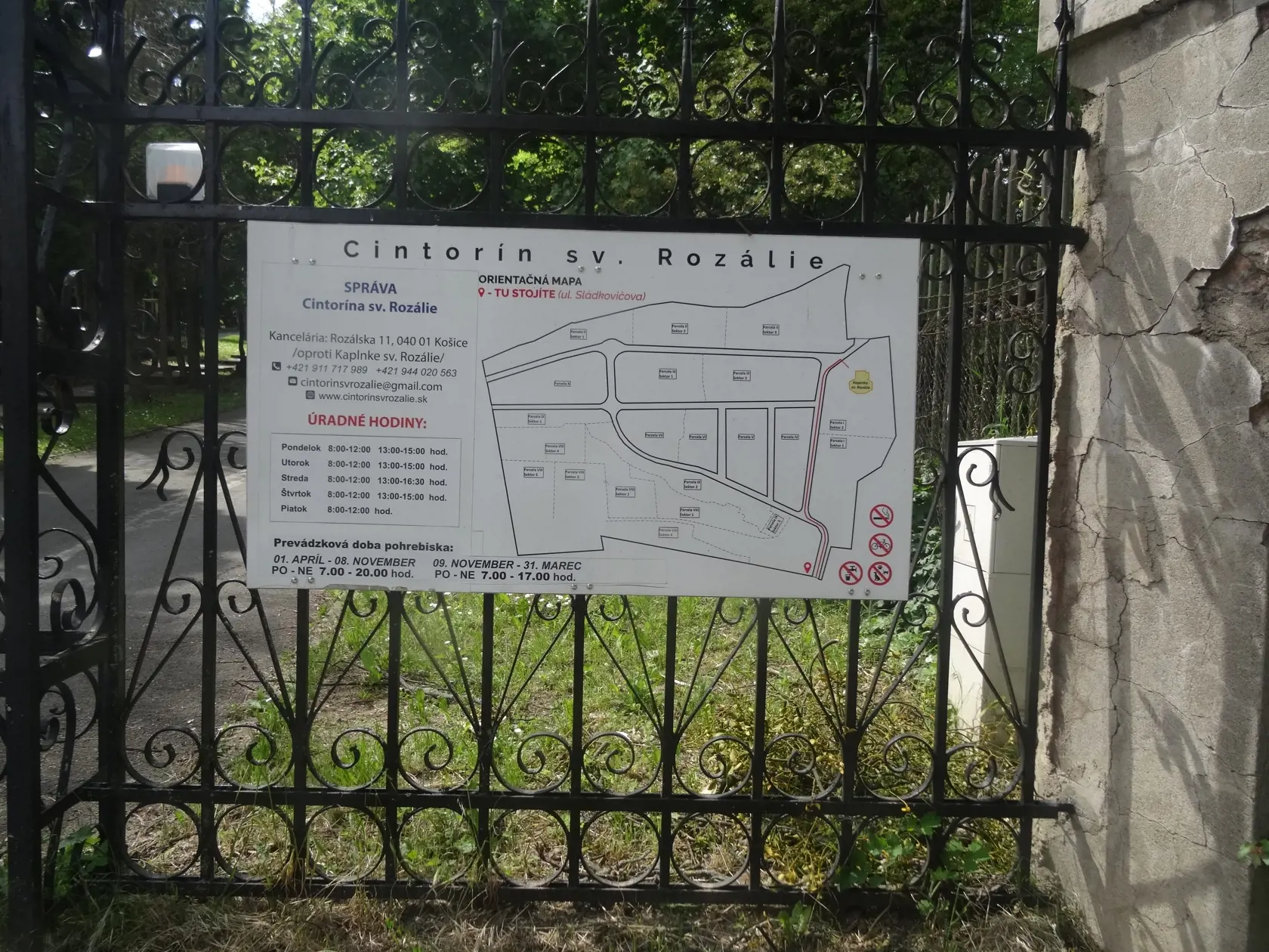 Informačná tabuľa na bráne cintorína.