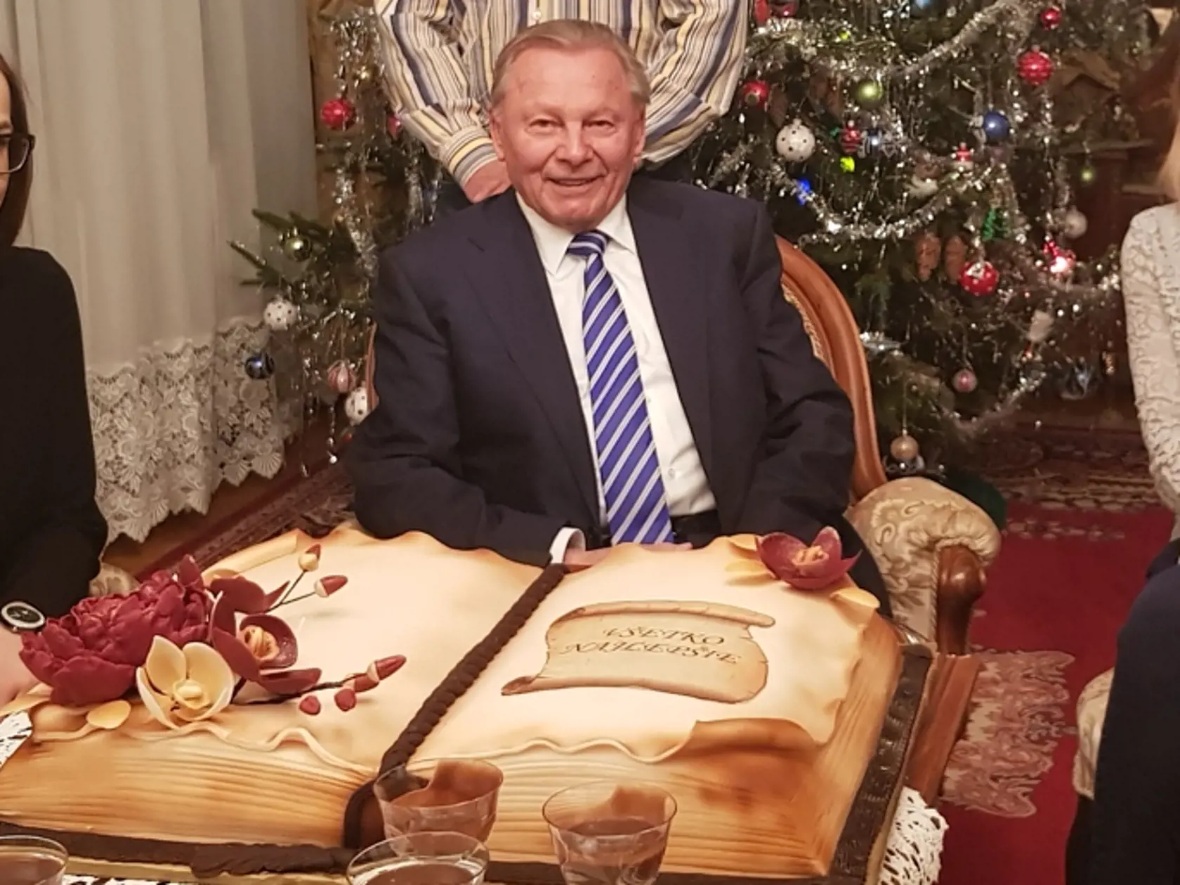 Najbližšia rodina a spriaznený kňaz na oslavách narodenín.