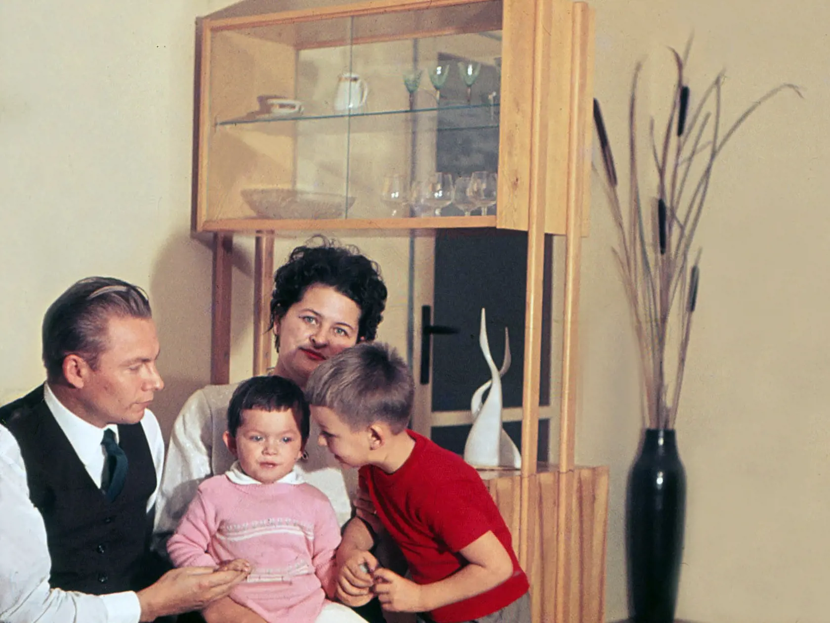 Schusterovci na archívnej fotografii so svojimi, vtedy ešte podstatne malými deťmi - Petrom a Ingrid. zaujímavé je, ako sa Peter venuje svojej mladšej sestričke Inke.
