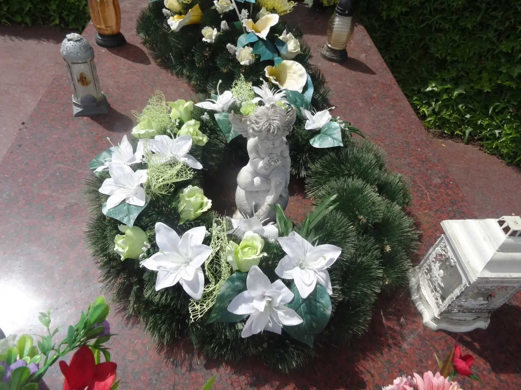 Hrob je plný kvetov, kahancov a lampášikov.