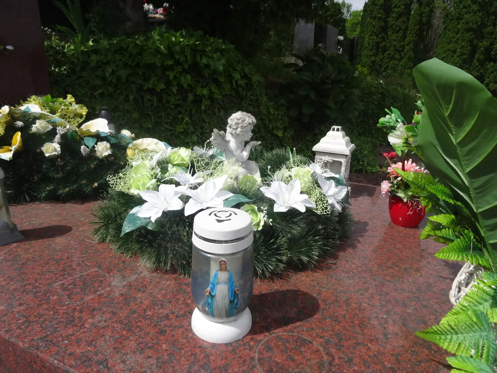 Hrob je plný kvetov, kahancov a lampášikov.