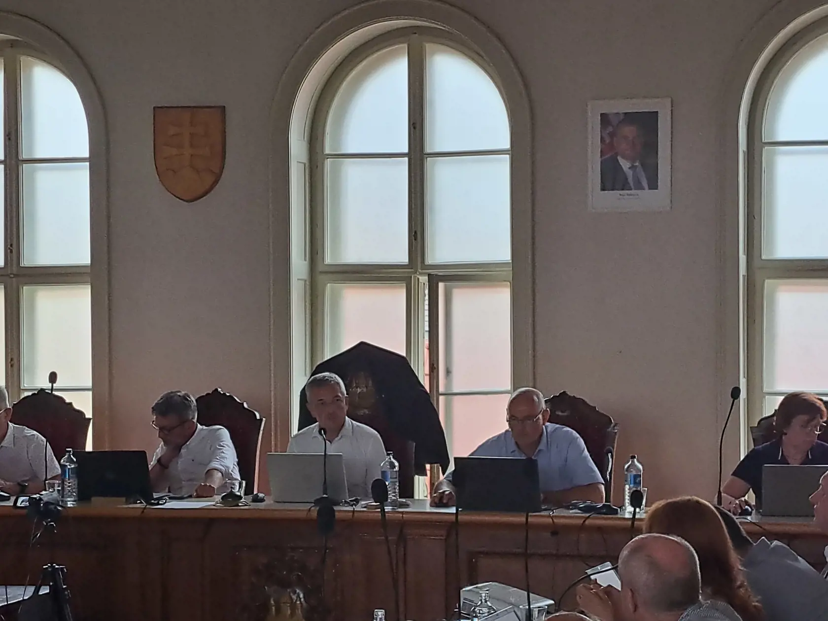 Primátor Komárna Béla Keszegh (v strede) nášmu redaktorovi priamo pred zasadnutím mestského zastupiteľstva písomnú žiadosť podpísať rázne odmietol.