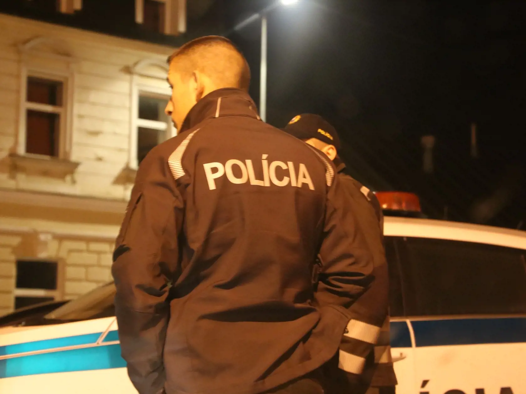 Národná kriminálna agentúra (NAKA) zasahuje od rána na viacerých miestach stredného a západného Slovenska.