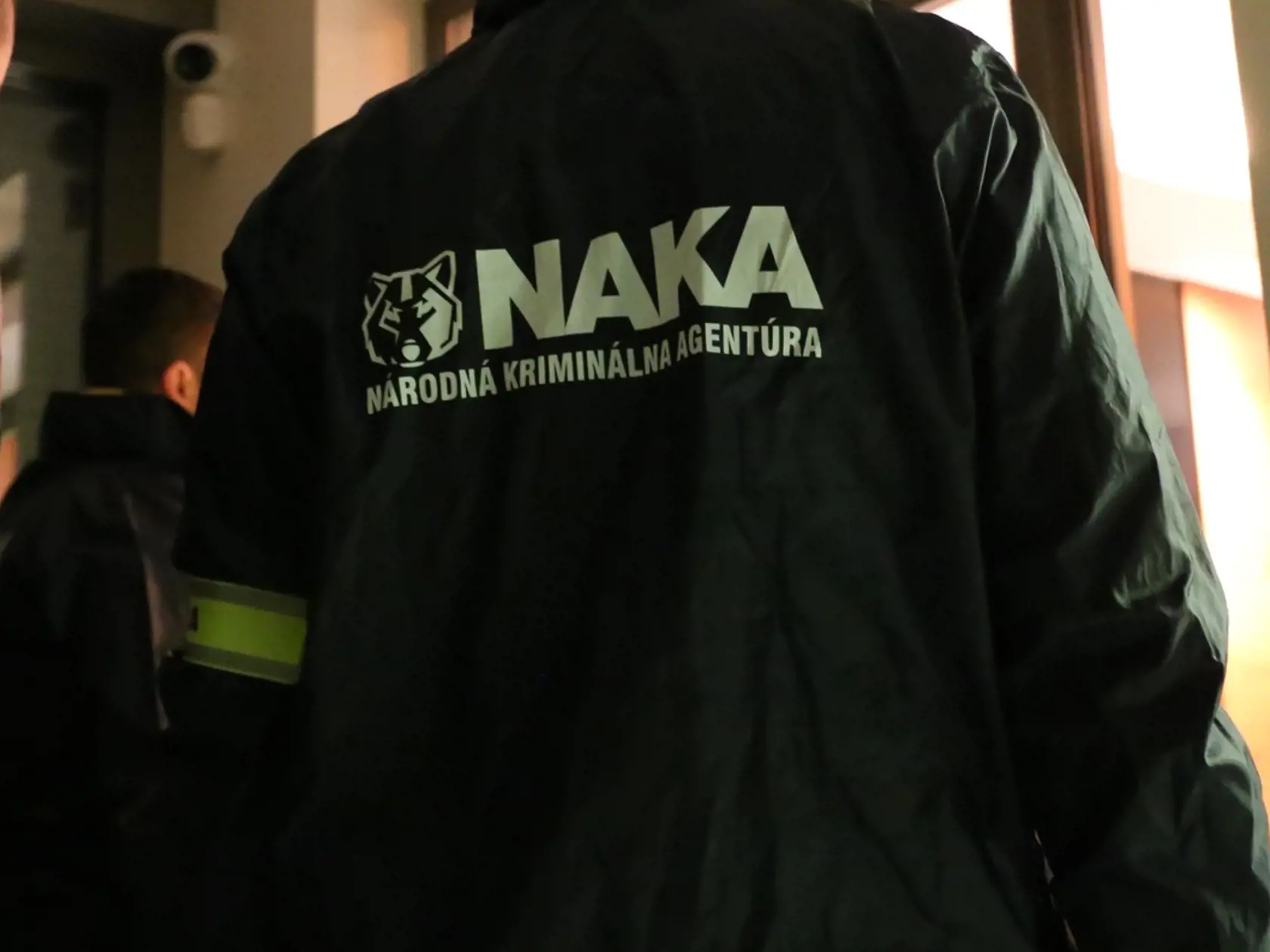 Národná kriminálna agentúra (NAKA) zasahuje od rána na viacerých miestach stredného a západného Slovenska.