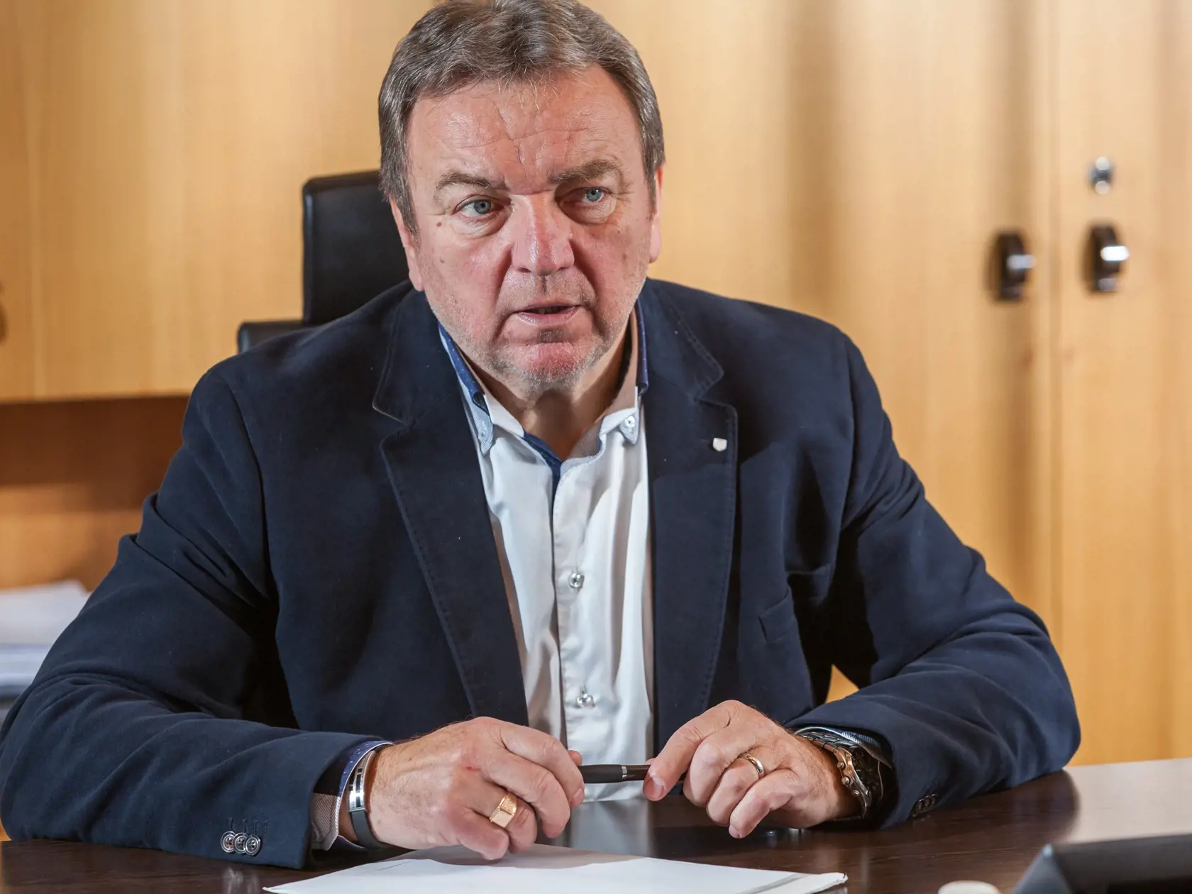 Priezvisko poslanca Jána Blcháča (63) pôvodne Smer, primátora Liptovského Mikuláša pripomenie miláčikom psov nepríjemný hmyz, z ktorých istý druh znepríjemňuje život nielen zvieratám, ale aj ľuďom.