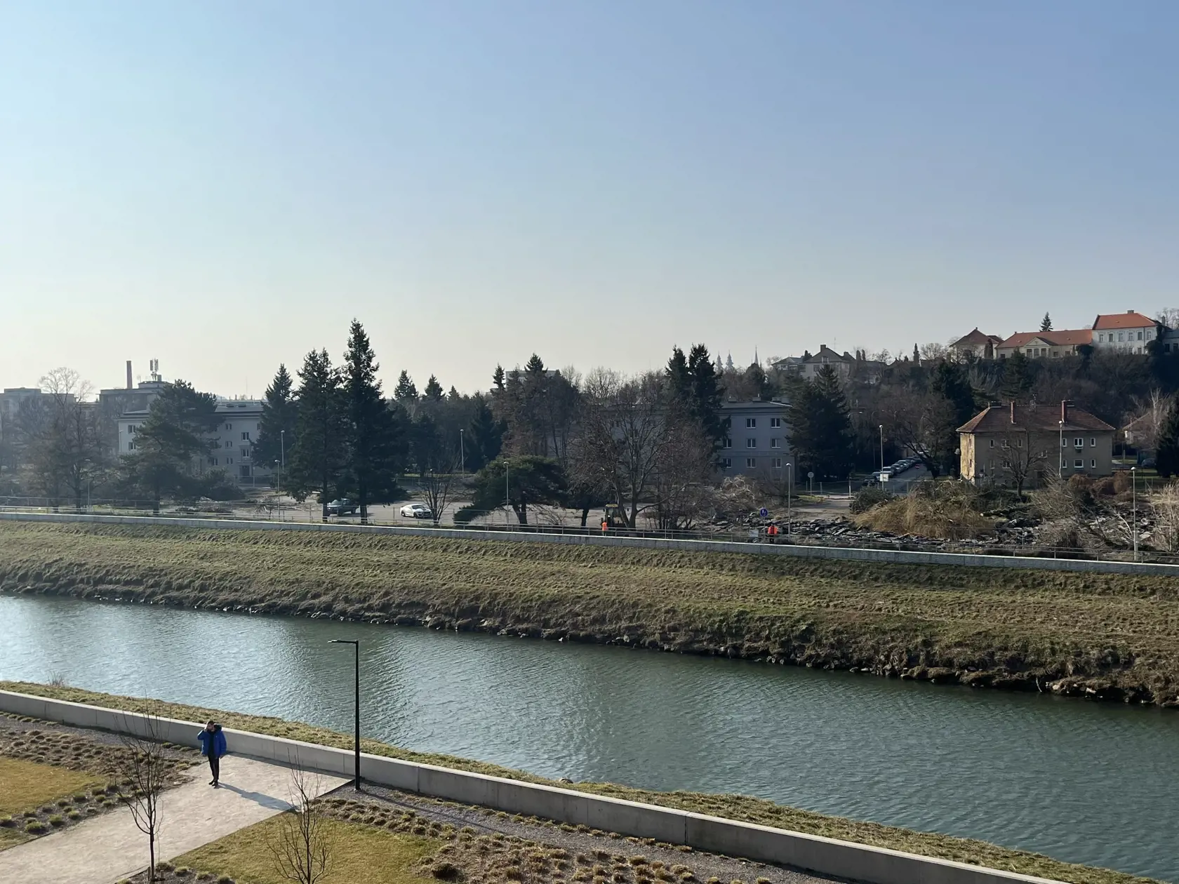 Pozemok na Parkovom nábreží medzi zápasníckou halou a Mostnou ulicou v Nitre patrí súkromnému investorovi. Plochu pri parku využívali ľudia na parkovanie a výbeh pre psy, ale užívali si aj prechádzky prírodou a nádhernú zeleň. Teraz sa to však mení - prebieha tu rozsiahly výrub stromov a domáci sú pobúrení!