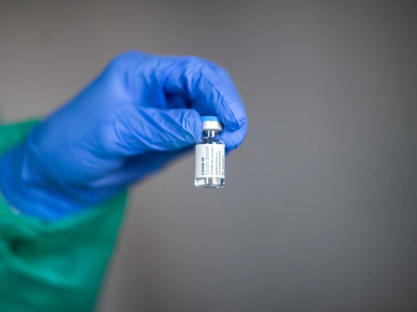 Holandská vláda v stredu rozhodla, že jednodávková vakcína Janssen proti ochoreniu COVID-19, vyvinutá spoločnosťou Johnson & Johnson v holandskom meste Leiden, bude vyňatá z národného očkovacieho programu.