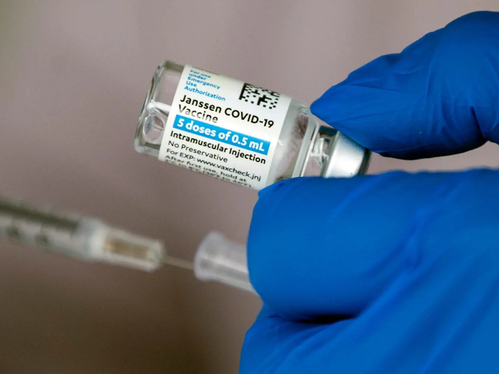 Holandská vláda v stredu rozhodla, že jednodávková vakcína Janssen proti ochoreniu COVID-19, vyvinutá spoločnosťou Johnson & Johnson v holandskom meste Leiden, bude vyňatá z národného očkovacieho programu.