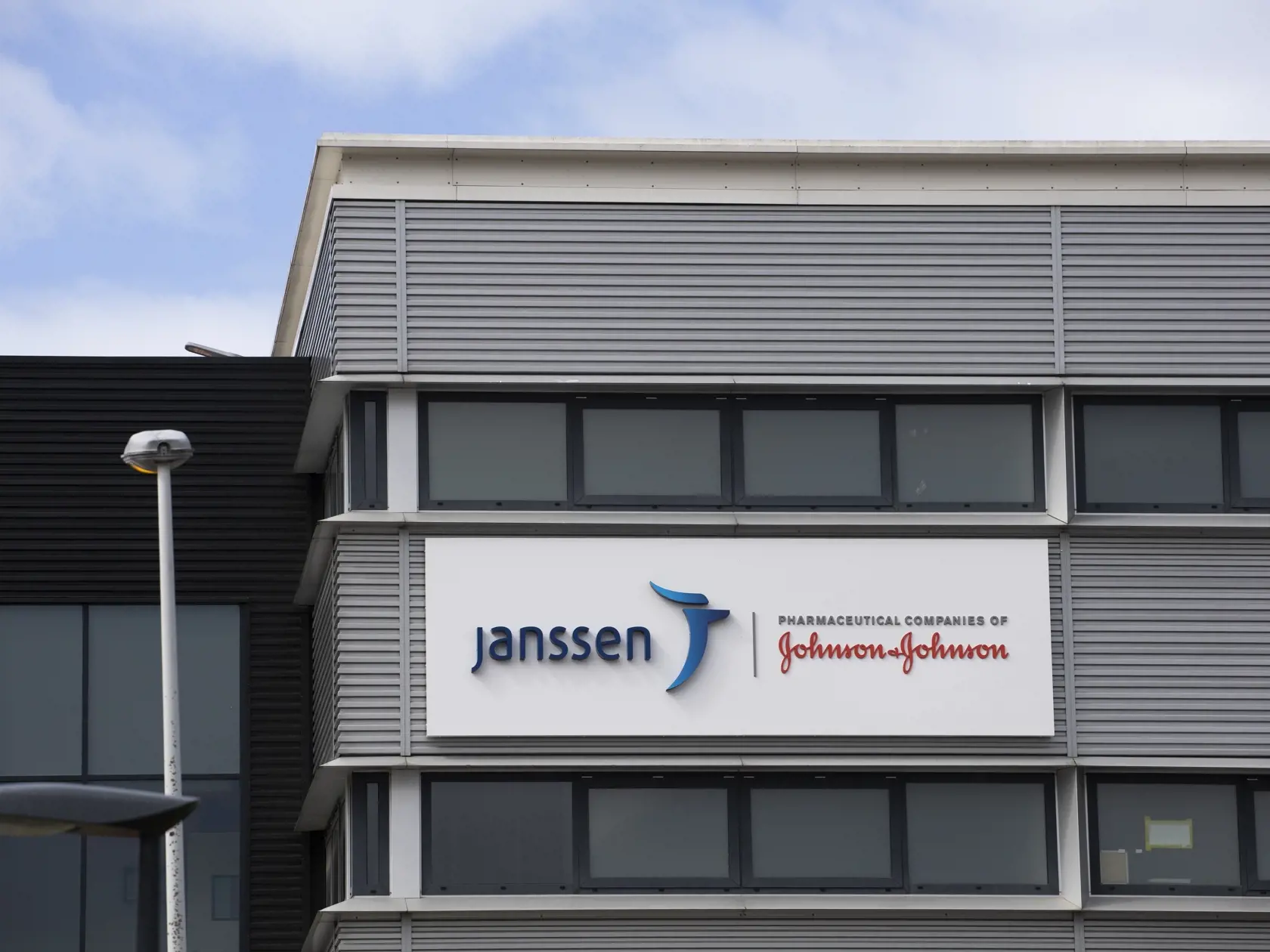 Holandská vláda v stredu rozhodla, že jednodávková vakcína Janssen proti ochoreniu COVID-19, vyvinutá spoločnosťou Johnson & Johnson v holandskom meste Leiden, bude vyňatá z národného očkovacieho programu.