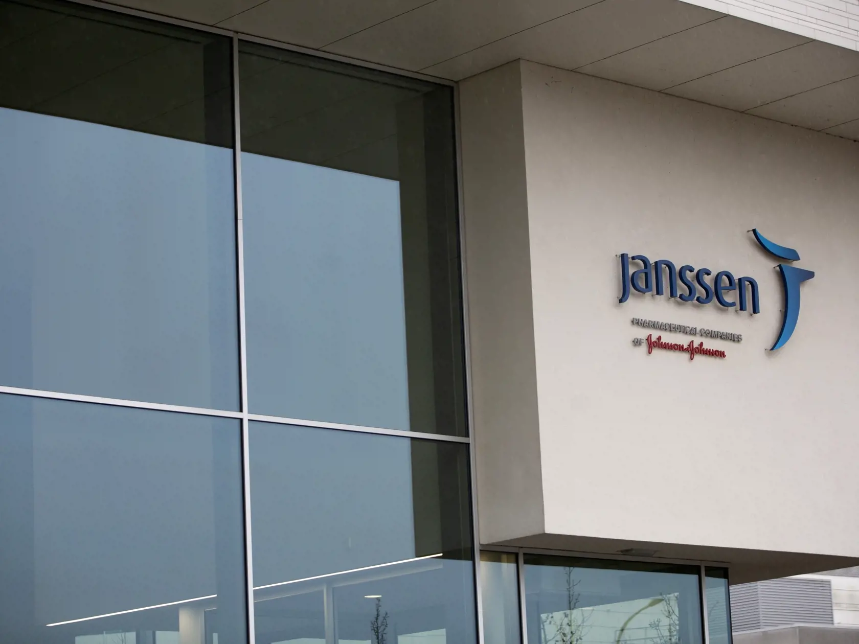 Holandská vláda v stredu rozhodla, že jednodávková vakcína Janssen proti ochoreniu COVID-19, vyvinutá spoločnosťou Johnson & Johnson v holandskom meste Leiden, bude vyňatá z národného očkovacieho programu.