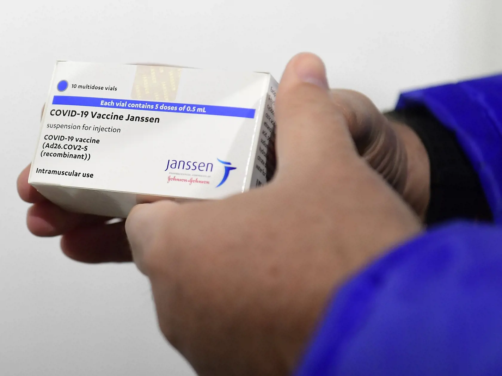 Holandská vláda v stredu rozhodla, že jednodávková vakcína Janssen proti ochoreniu COVID-19, vyvinutá spoločnosťou Johnson & Johnson v holandskom meste Leiden, bude vyňatá z národného očkovacieho programu.