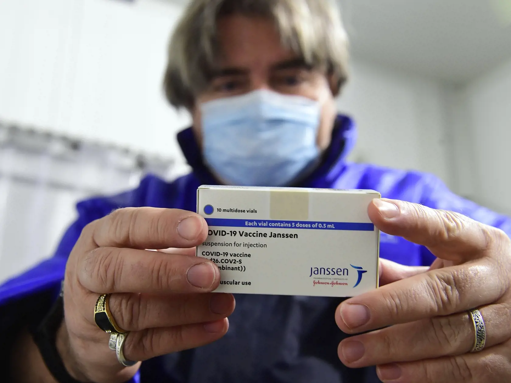 Holandská vláda v stredu rozhodla, že jednodávková vakcína Janssen proti ochoreniu COVID-19, vyvinutá spoločnosťou Johnson & Johnson v holandskom meste Leiden, bude vyňatá z národného očkovacieho programu.