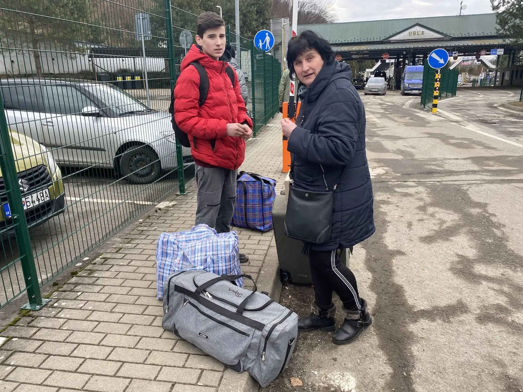 Mária (45) uteká so synom Vasyľom (15).