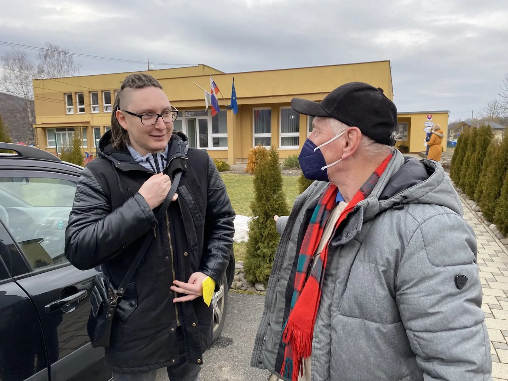 Mikuláš (69) so synom Štefanom (29) zo Sniny priniesli úrad do Uble deky a inú pomoc. "Ozvali sa viacerí naši susedia, ktorí chceli prispieť materiálnou pomocou. Niečo sme priniesli už teraz a prišli sme sa opýtať, čo by potrebovali," vraveli nám.