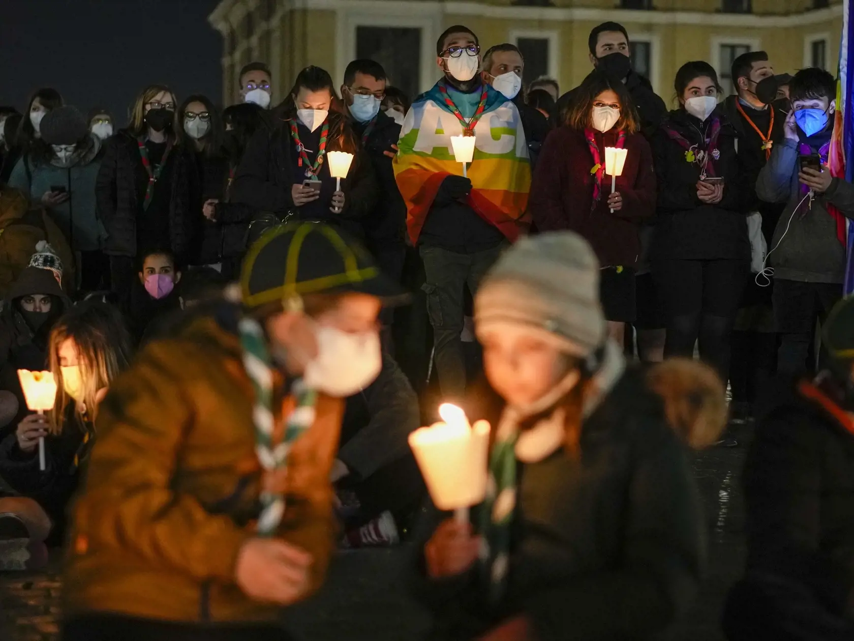 KK5 Vatikán - Ľudia držia sviečky počas sviečkovej vigílie proti vojne na Ukrajine na Námestí sv. Petra vo Vatikáne 2. marca 2022. FOTO TASR/AP
People hold candles as they take part in a prayer vigil to protest against the Russian invasion of Ukraine, in St.Peter's Square, at the Vatican, Wednesday, March 2, 2022. Russia renewed its assault Wednesday on Ukraine's second-largest city in a pounding that lit up the skyline with balls of fire over populated areas, even as both sides said they were r