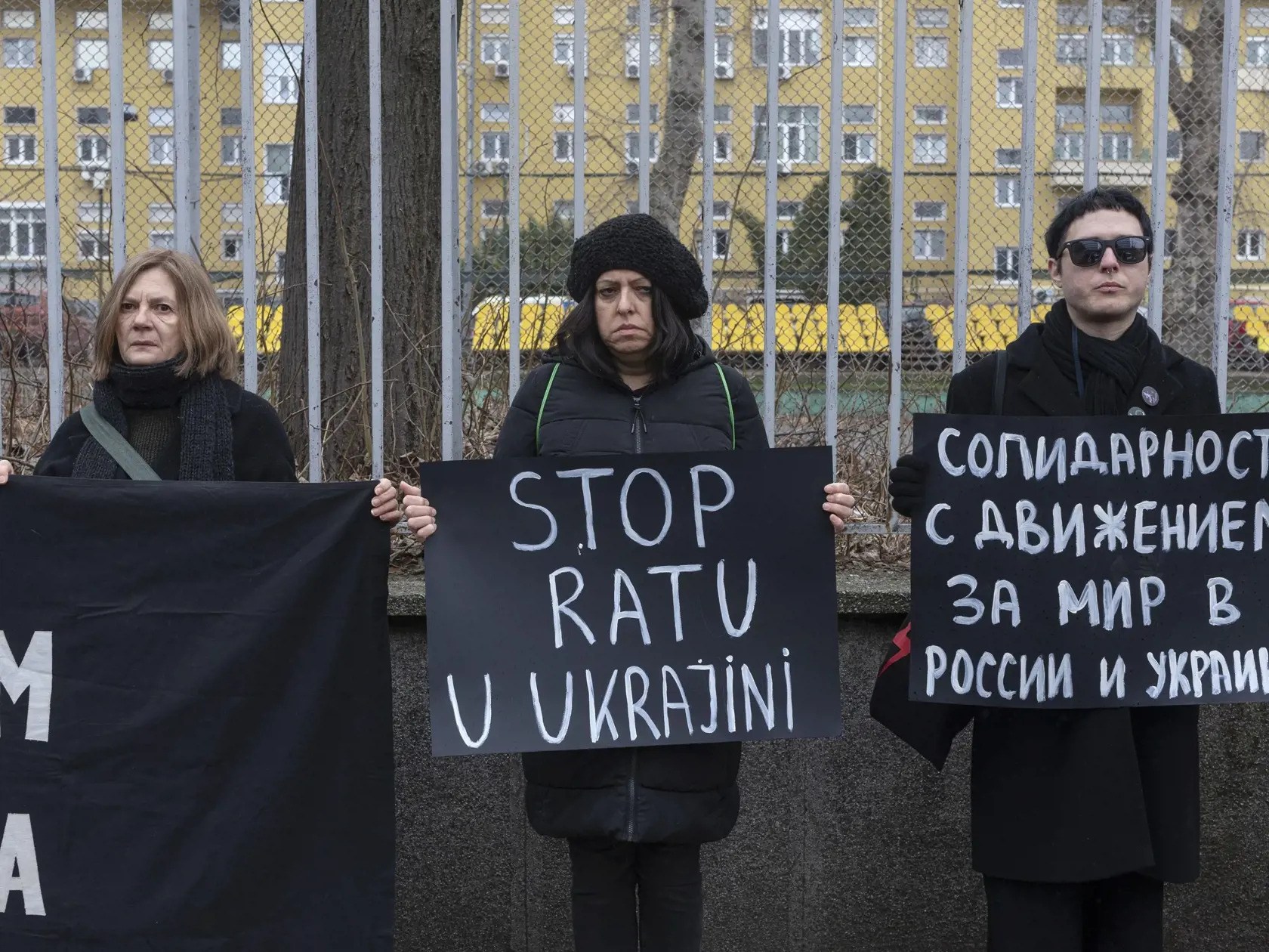 PK 11 Belehrad - Ľudia držia transparenty počas protestu proti vojne na Ukrajine v Belehrade v utorok 1. marca 2022. FOTO TASR/AP

A woman holds a banner that reads "Stop the war in Ukraine" in Serbian Latin letters as she and others protest against the Russian military invasion of Ukraine in Belgrade, Serbia, Tuesday, March 1, 2022. Besides Belarus, Serbia is the only other European state that has so far failed to specifically denounce the Russian intervention in Ukraine or join international s