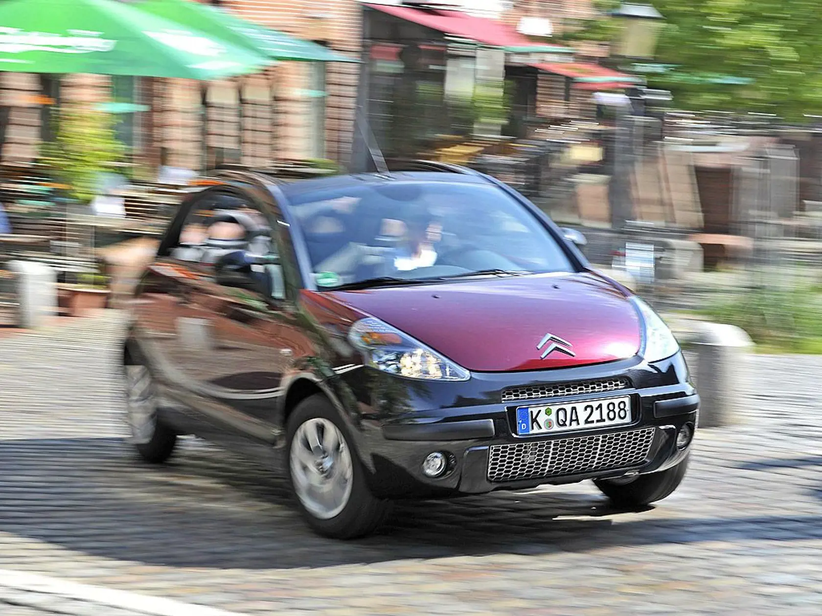 Citroën C3 Pluriel boli v podstate štyri autá v jednom: hatchback, kabriolet, spider a pick-up, navyše v retro štýle nadväzujúcom na legendárnu Kačicu