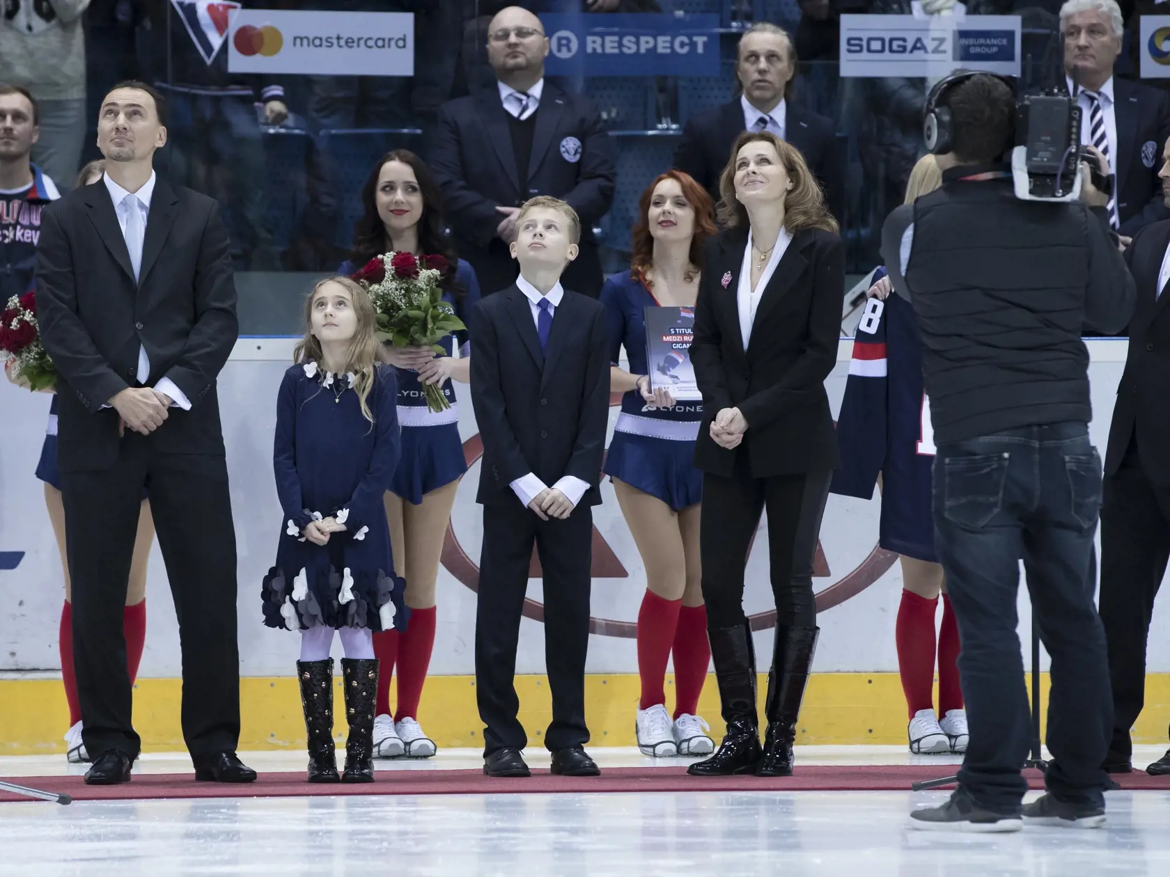 Ikona slovenského hokeja Miroslava Šatan vychováva s manželkou Ingrid dve deti. Syn Mirko sa venuje hokeju a dcéra Viktória krasokorčuľovaniu.