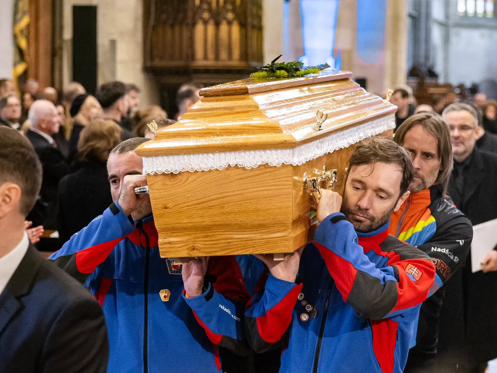 Posledná rozlúčka s hercom Štefanom Kvietikom za účasti rodiny aj verejnosti v Katedrále sv. Martina v Bratislave.