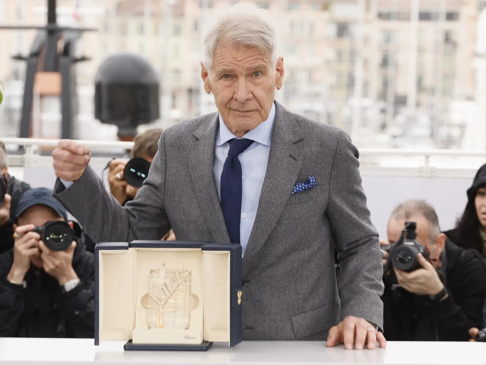 Na snímke herec Harrison Ford pózuje so Zlatou palmou počas fototermínu k filmu Indiana Jones a Nástroj osudu na 76. ročníku Medzinárodného filmového festivalu v Cannes 19. mája 2023. FOTO TASR/AP