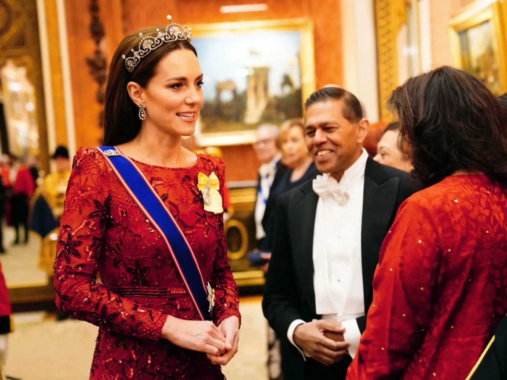 Princezná Kate žiarila v rubínových šatách.