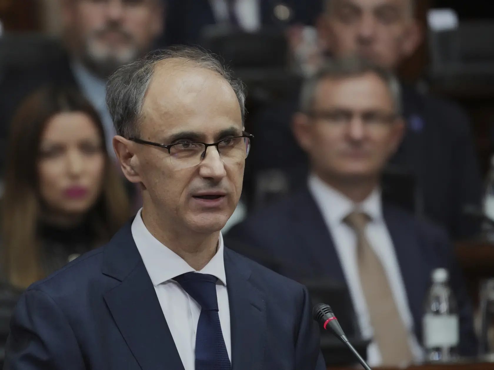Dezignovaný srbský premiér Djuro Macut predstavuje poslancom parlamentu plán novej vlády v utorok 15. apríla 2025 v Belehrade.