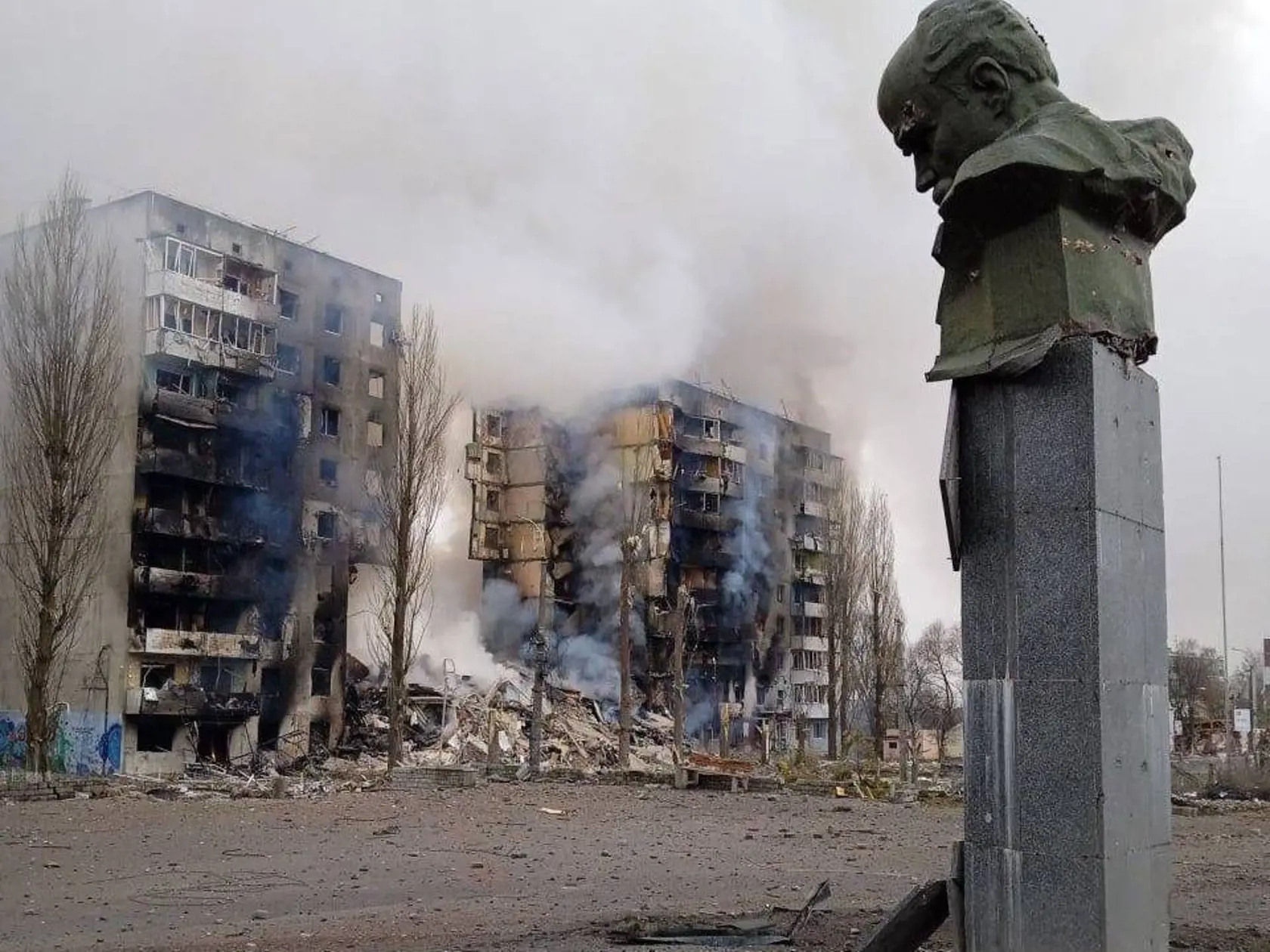 Bytový dom v Borodyanke v hlavnom meste Kyjev zasiahla raketa.