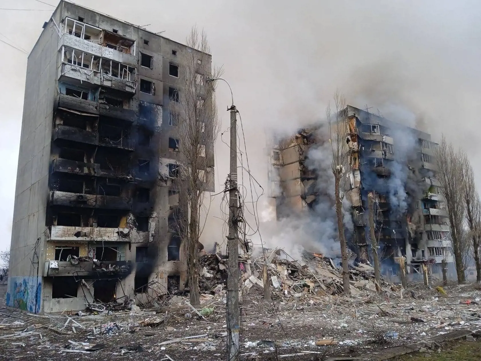 Bytový dom v Borodyanke v hlavnom meste Kyjev zasiahla raketa.