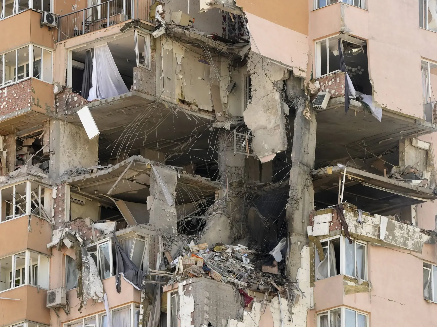 KK62 Kyjev - Na snímke poškodená bytovka po raketovom útoku  26. februára 2022 v Kyjeve.  Rusko vo štvrtok v skorých ranných hodinách začalo pozemnú, vzdušnú a námornú inváziu na Ukrajinu, ktorá je najväčším útokom na európsky štát od druhej svetovej vojny. FOTO TASR/AP
