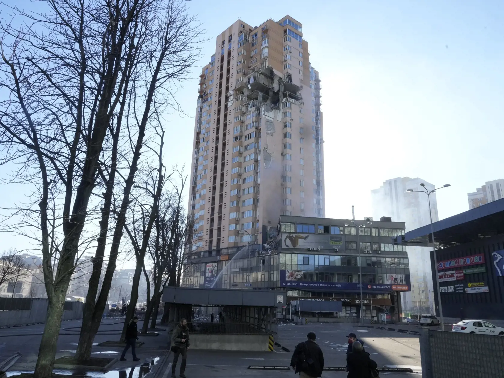 KK63 Kyjev - Na snímke poškodená bytovka po raketovom útoku  26. februára 2022 v Kyjeve.  Rusko vo štvrtok v skorých ranných hodinách začalo pozemnú, vzdušnú a námornú inváziu na Ukrajinu, ktorá je najväčším útokom na európsky štát od druhej svetovej vojny. FOTO TASR/AP