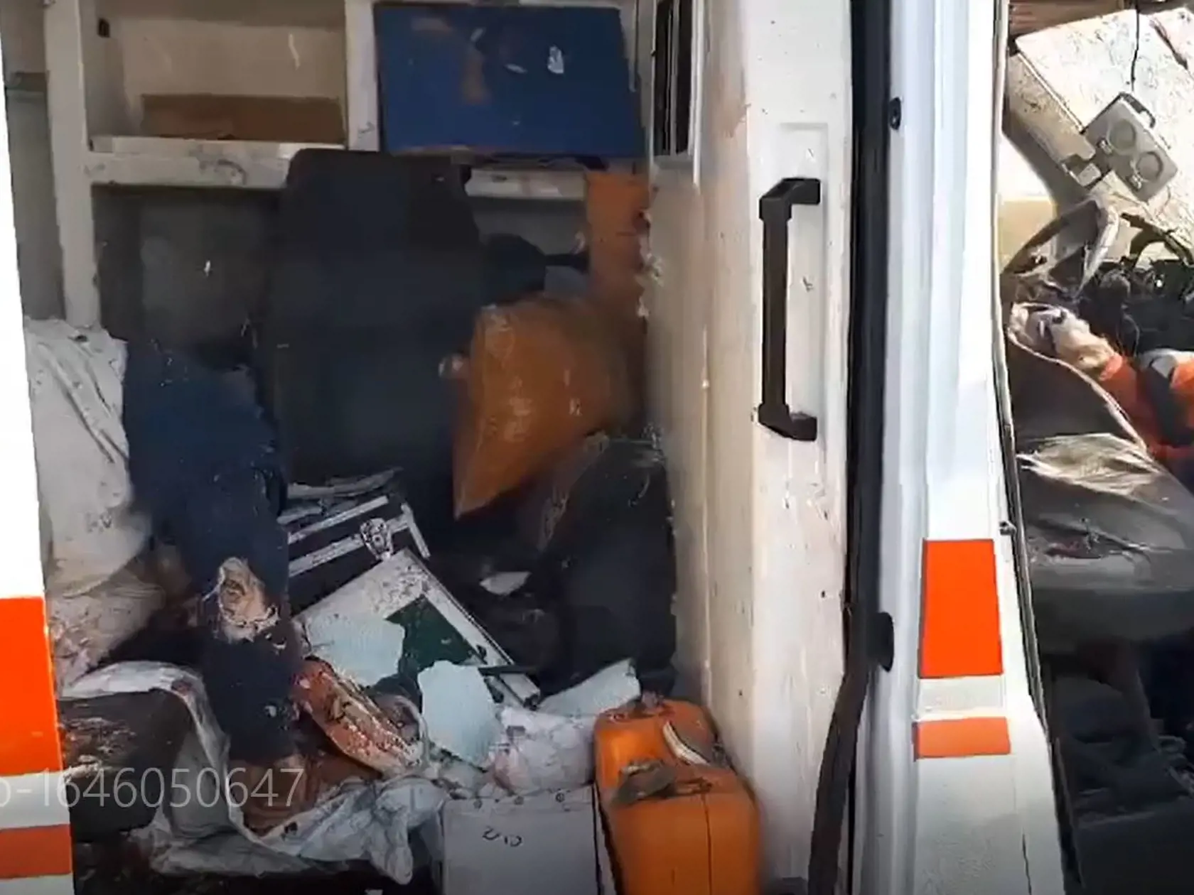 Znepokojivých záberov z vojnou pustošenej Ukrajiny pribúda každým dňom. Podľa serveru ukraine.segodnya sa terčom útoku ruských agresorov stala aj sanitka, ktorá prevážala pacientov. Strašná scéna sa mala odohrať pri prístavnom meste Cherson na južnej Ukrajine. Sanitka v čase zásahu prevážala ťažko raneného pacienta. Vážnym zraneniam na mieste podľahol šesťdesiatštyriročný vodič sanitky a tiež prevážaný pacient.