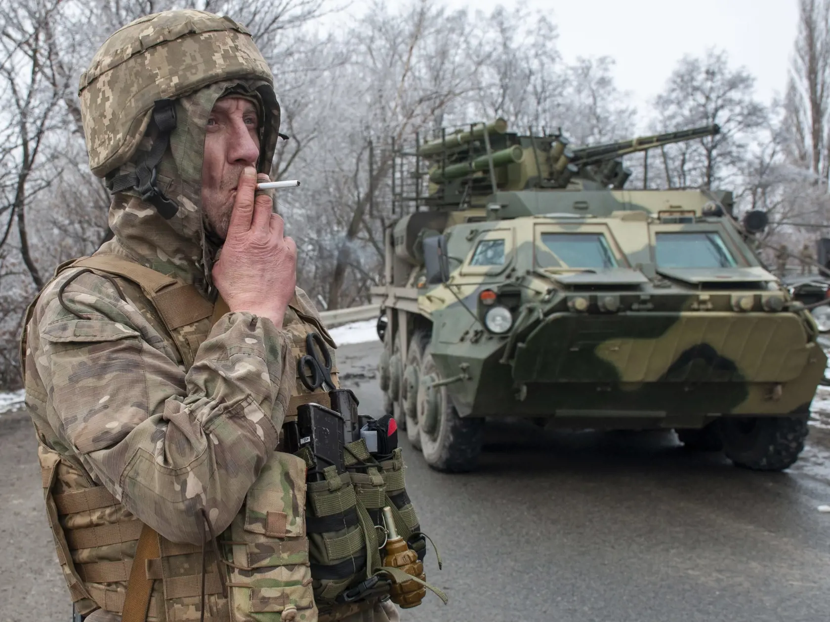 KK8 Charkov - Ukrajinský vojak fajčí cigaretu neďaleko Charkova v sobotu 26. februára 2022. Ruským jednotkám sa v nedeľu ráno podarilo vstúpiť do Charkova, druhého najväčšieho mesta Ukrajiny. FOTO TASR/AP