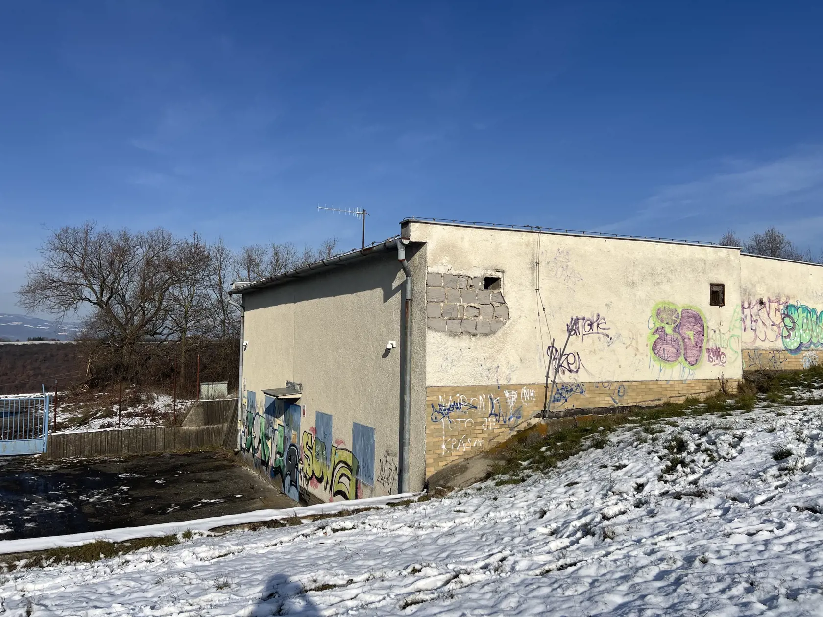 Budova, odkiaľ chlapci spadli.