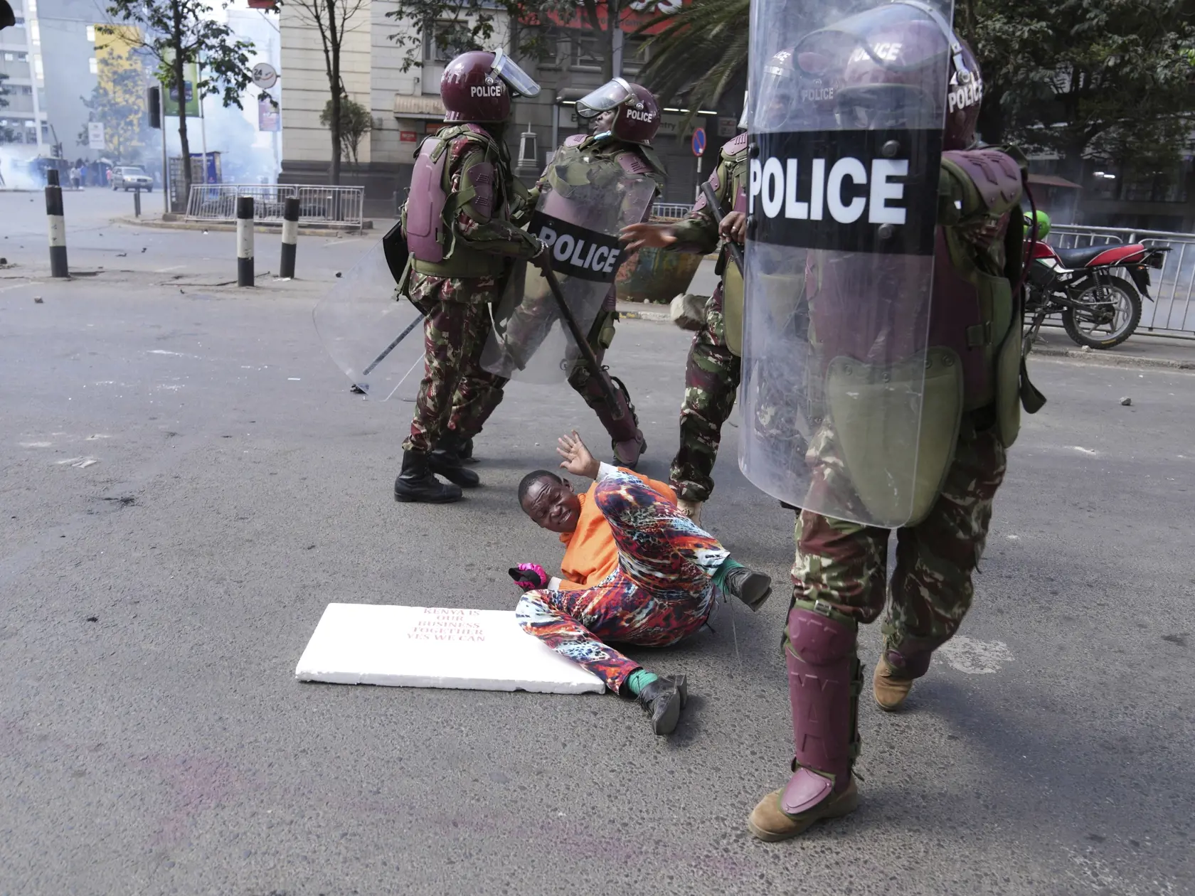 WA 13 Nairobi - Kenskí policajti bijú demonštranta počas protestu proti zavedeniu nových daní v centre Nairobi v utorok 25. júna 2024. FOTO TASR/AP 

Kenya police beat a protester during a protest over proposed tax hikes in a finance bill in downtown Nairobi, Kenya Tuesday, June. 25, 2024. (AP Photo/Brian Inganga)