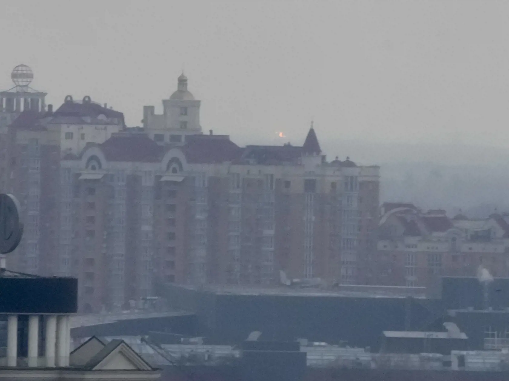 Na snímke je v pozadí plameň po ostreľovaní ruskej armády v Kyjeve.