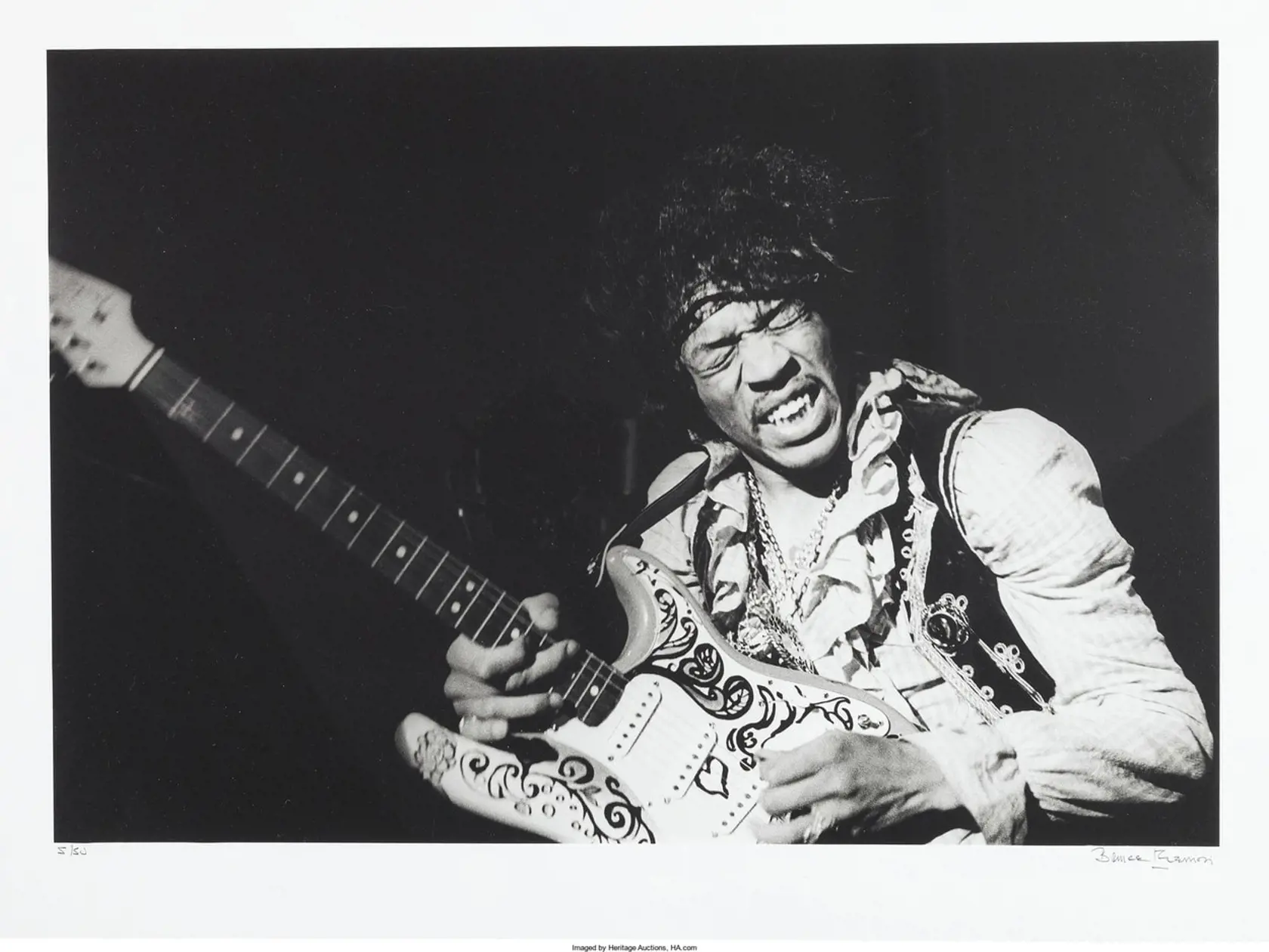 Najoriginálnejší gitarista sveta Jimi Hendrix, ktorý svoju originalitu prejavoval aj tým, že hral na gitaru „opačne“, teda na ľavej strane, zomrel neslávne udusením sa zvratkami vo veku 27 rokov. Po rokoch sa však objavili obvinenia voči jeho manažérovi. Ten mal byť podľa denníka Daily Telegraph zadĺžený a zobral na speváka životnú poistku vo výške 2-miliónov dolárov. Už vtedy tvrdil, že Hendrix je cennejší mŕtvy ako živý. Manažér mal vraj prísť do hotela, kde spevák spal a násilím za pomoci komplicov do neho naliať víno a tabletky. Tvrdenie pochádza od Jomesa Wrighta, ktorý manažoval Hendrixovo turné a odvoláva sa na doktora Johna Banistera, ktorý bol v čase Hendrixovej smrti obhliadajúci lekár.