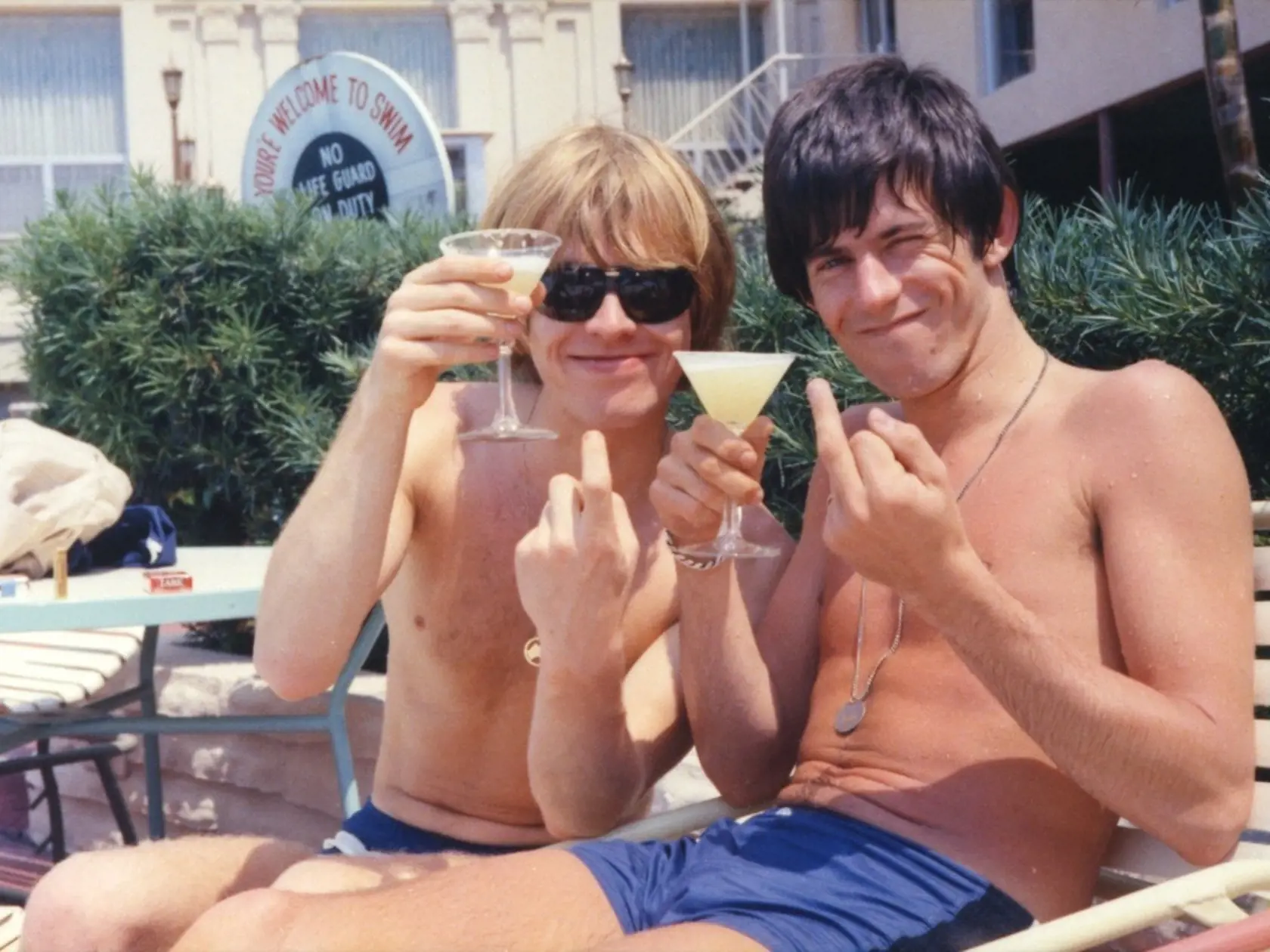 Meno Brian Jones (†27), (svetlovlasý muž vľavo na fotografii s Keithom Richardsom), asi mnohým nič nehovorí. Ani to, že bol anglickým spevákom. Spojitosť, ktorá stojí za zmienku súvisí s legendárnymi Rolling Stones. Jones bol totiž zakladajúcim členom a pôvodným frontmanom kapely. Spevák však nenašiel pochopenie u dvoch ďalších členov: Micka Jaggera a Keitha Richardsa, keď kapelu ťahal skôr bluesovým smerom. Dvojica Jagger a Richards postupne zmenila smer a požiadala Jonesa, aby kapelu opustil. O menej ako mesiac našli zakladajúceho člena Stones utopeného vo svojom bazéne a zlé jazyky tvrdia, že v osudnú noc boli u Jonesa aj jeho dvaja bývalí parťáci z kapely. Faktom však zostáva, že spevák holdoval drogám, ktoré sa mohli podpísať pod jeho smrť.