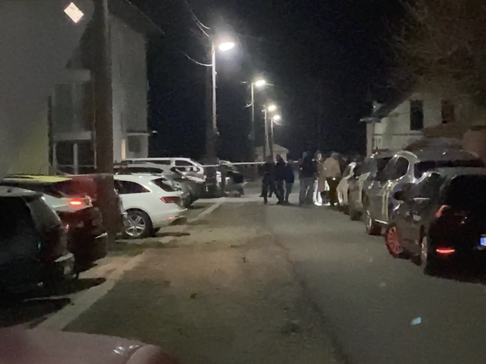 Ulica hrôzy. V Rokytove pri Bardejove, v prvom bytovom dome vľavo na fotografii, na prízemí, policajt zastrelil iba mesačné bábätko a potom zbraň obrátil proti sebe.