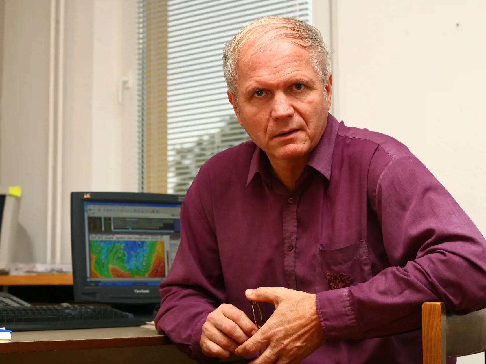 Rozhovor na tému počasie v nasledújúcom období na SHMÚ v Bratislave;RNDr. Jurčovič SHMÚ;22.10.2007;foto MICHAL SMRČOK