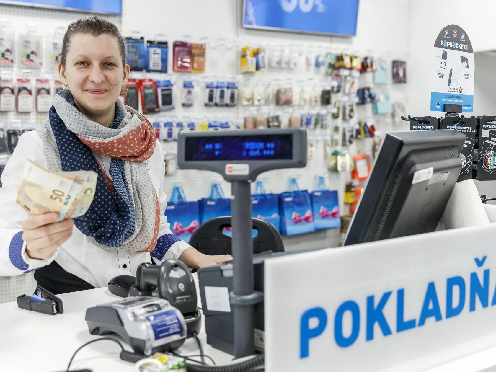 NAY: Možnosť vrátiť nevhodný darček do 15. 1. 2024 platí na produkty zakúpené od 1. 12. do 24. 12. 2023. Prineste nepoužívaný darček v originálnom balení spolu s dokladom o kúpe do ktorejkoľvek predajne. Vymeníme vám ho za niečo iné alebo vám vrátime peniaze.