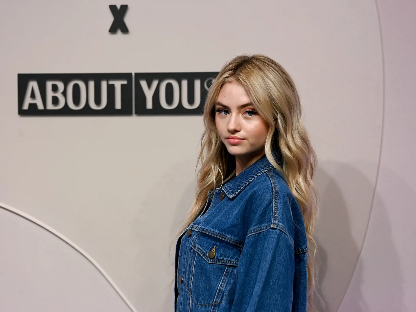 ABOUT YOU: Tovar môžete vrátiť do 100 dní po obdržaní objednávky. Vrátenie tovaru je zadarmo a je možné buď cez poštu, alebo môžete e-shop požiadať o objednanie kuriéra, ktorý príde po balík k vám domov.