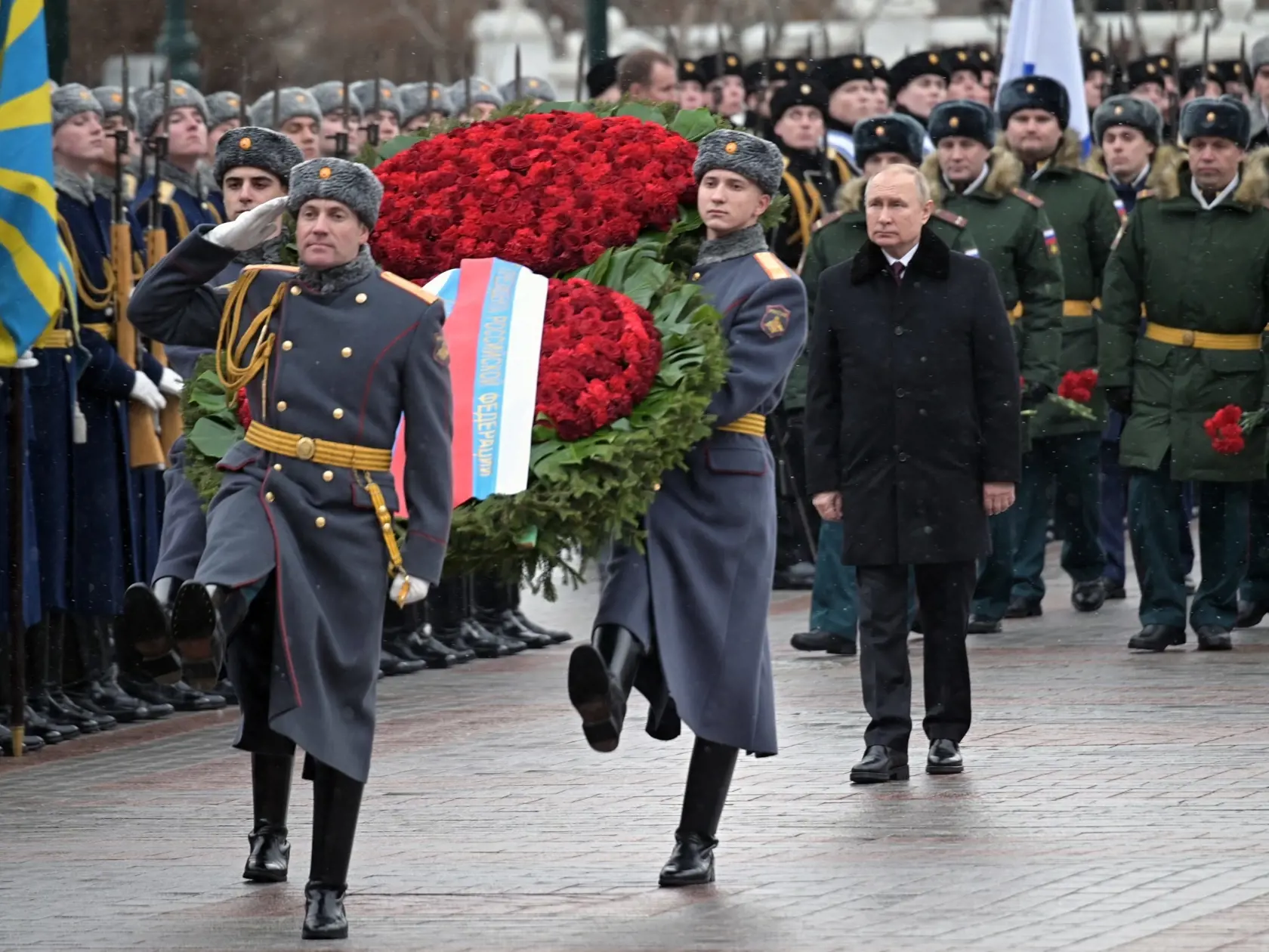 Ruský prezident Vladimir Putin (uprostred vpravo) počas kladenia venca k Hrobu neznámeho vojaka neďaleko Kremľa v Moskve 23. februára 2022 pri príležitosti osláv Dňa obrancov vlasti.